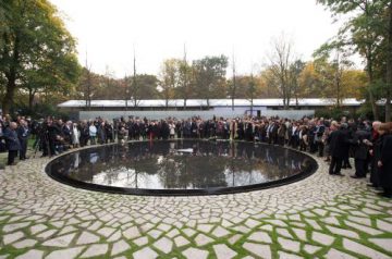 DEU, Deutschland, Germany, Berlin, 24.10.2012: Feierliche Einweihung des Denkmals für die im Nationalsozialismus ermordeten Sinti und Roma Europas gegenüber dem Reichstag.