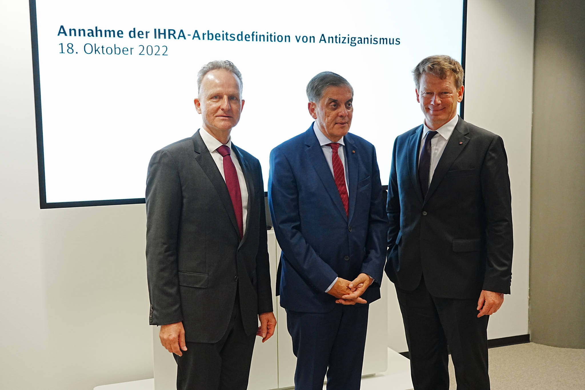 Adoption of the working definition of antigypsyism of the International Holocaust Remembrance Alliance (IHRA) by the Deutsche Bahn. Photo (from left to right): Robert Klinke, PhD , Special Representative of the Federal Foreign Office for Holocaust Remembrance and International Affairs of the Sinti and Roma, Romani Rose, Chairman of the Central, and Richard Lutz, PhD, Chairman of the Board of Deutsche Bahn, on 18 October 2022 at the Deutsche Bahn Group Headquarters in Berlin. © Deutsche Bahn AG / Volker Emersleben