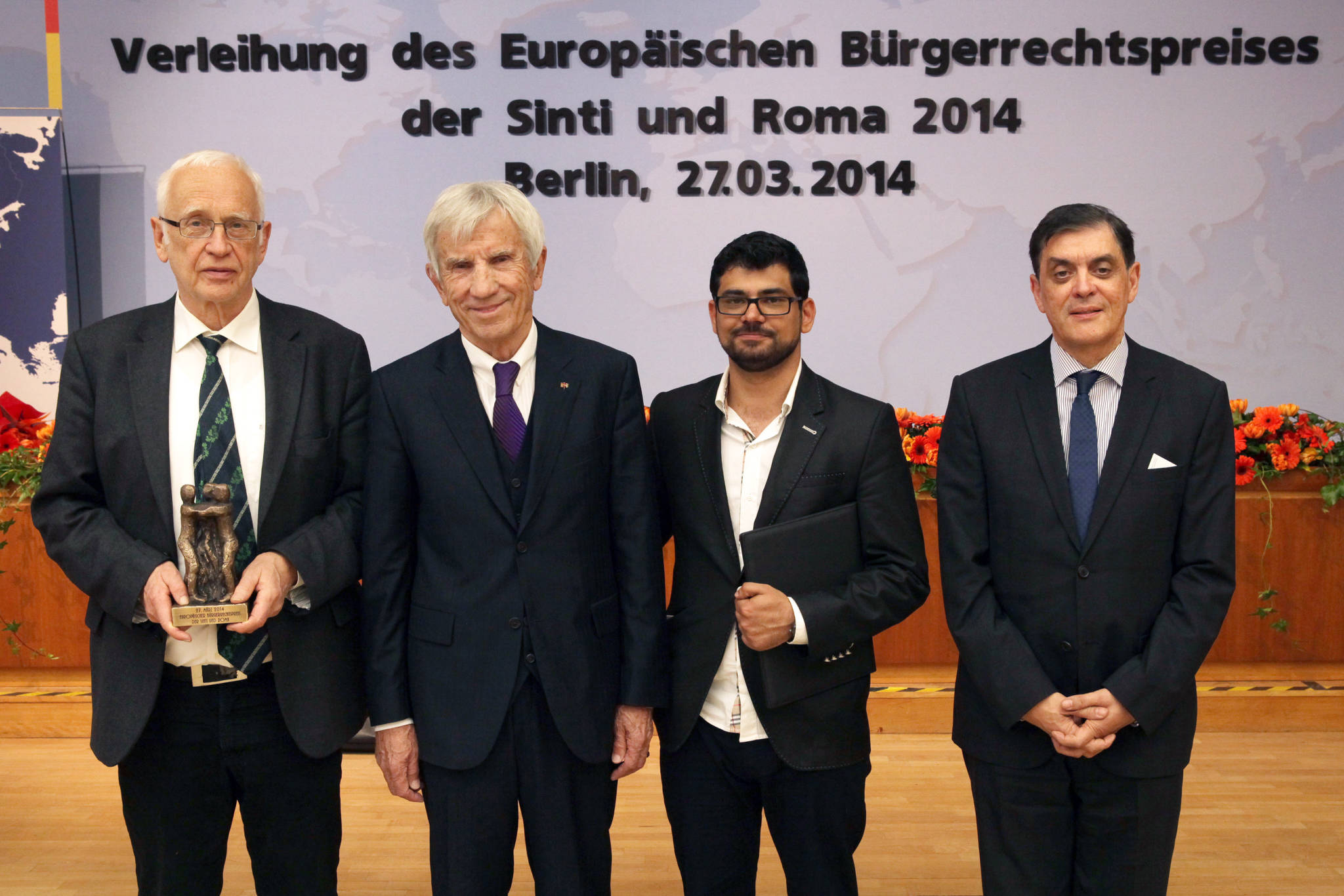Das Foto zeigt die Verleihung des Europäischen Bürgerrechtspreises der Sinti und Roma an Tilman Zülch am 27.03.2014. Im Bild stehen von links Tilman Zülch, Manfred Lautenschläger, Emran Elmazi, Romani Rose.