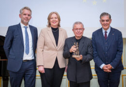 Preisträger Daniel Libeskind mit dem Europäischen Bürgerrechtspreis der Sinti und Roma (2. v. r.), mit Markus Lautenschläger, Bärbel Bas und Romani Rose