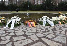 Gedenkkränze am Denkmal für die ermordeten Sinti und Roma Europas