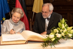 Lee-Elisabeth Hölscher-Langner und Dr. Laurids Hölscher, Generalkonsul a.D. beim Eintrag ins Goldene Buch der Stadt Heidelberg, Heidelberg 29.03.2019 © Dokumentationszentrum/Susanne Lencinas
