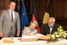 Lee-Elisabeth Hölscher-Langner und Dr. Laurids Hölscher, Generalkonsul a.D. beim Eintrag ins Goldene Buch der Stadt Heidelberg, mit Oberbürgermeister Prof. Würzner, Heidelberg 29.03.2019 © Dokumentationszentrum/Susanne Lencinas