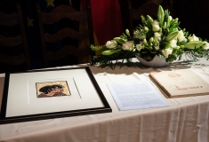 Portrait der "Ehra" des Künstlers Otto Pankok, welches dem Ehepaar Hölscher anlässlich der Ehrungsveranstaltung vom Zentralrat überreicht wurde © Dokumentationszentrum/Susanne Lencinas