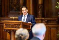 Begrüßung durch Jacques Delfeld, Stellvertretender Vorsitzender des Zentralrats Deutscher Sinti und Roma, 29. März 2019 in Heidelberg © Dokumentationszentrum/Susanne Lencinas