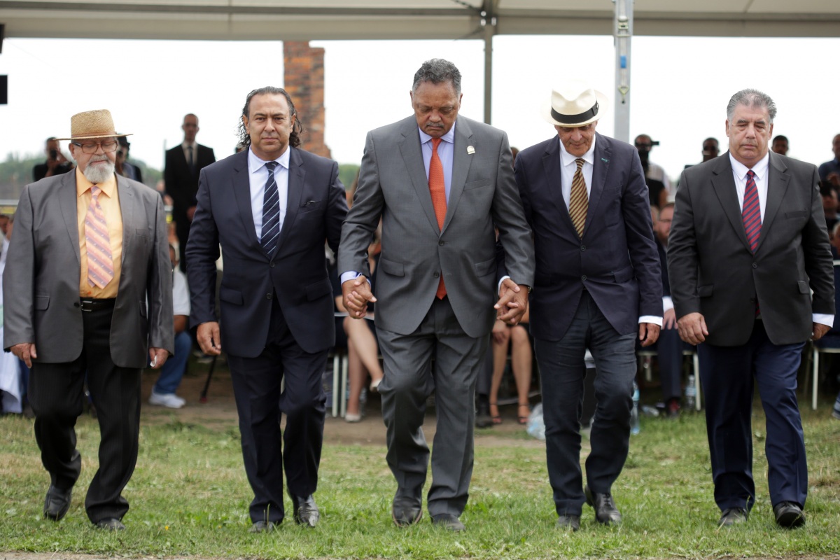 Von rechts: Oswald Marschall, Vorstandsmitglied im Zentralrat, Romani Rose, Vorsitzender des Zentralrats, Reverend Jesse Jackson,  Roman Kwiatkowski, Vorsitzender des Verbandes der Roma in Polen bei der zentralen Gedenkveranstaltung am 2. August 2019 in Auschwitz-Birkenau © Dokumentations- und Kulturzentrum Deutscher Sinti und Roma / Jarek Praszkiewicz
