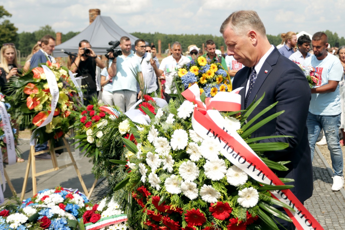 Ein Vertreter der polnischen Regierung bei der zentralen Gedenkfeier am 2. August 2019 in Auschwitz-Birkenau  © Dokumentations- und Kulturzentrum Deutscher Sinti und Roma / Jarek Praszkiewicz