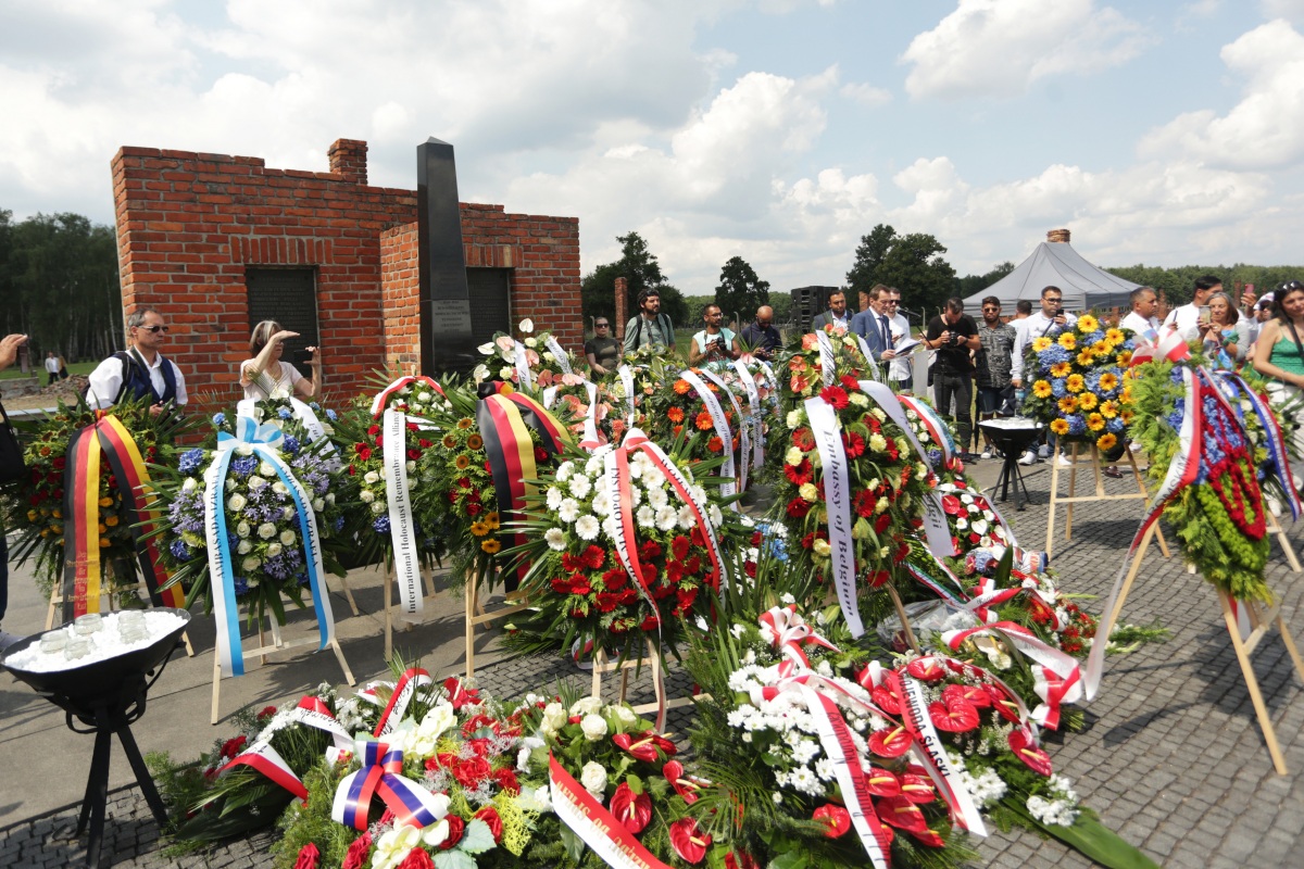 Kranzniederlegung bei der zentralen Gedenkfeier am 2. August 2019 in Auschwitz-Birkenau  © Dokumentations- und Kulturzentrum Deutscher Sinti und Roma / Jarek Praszkiewicz