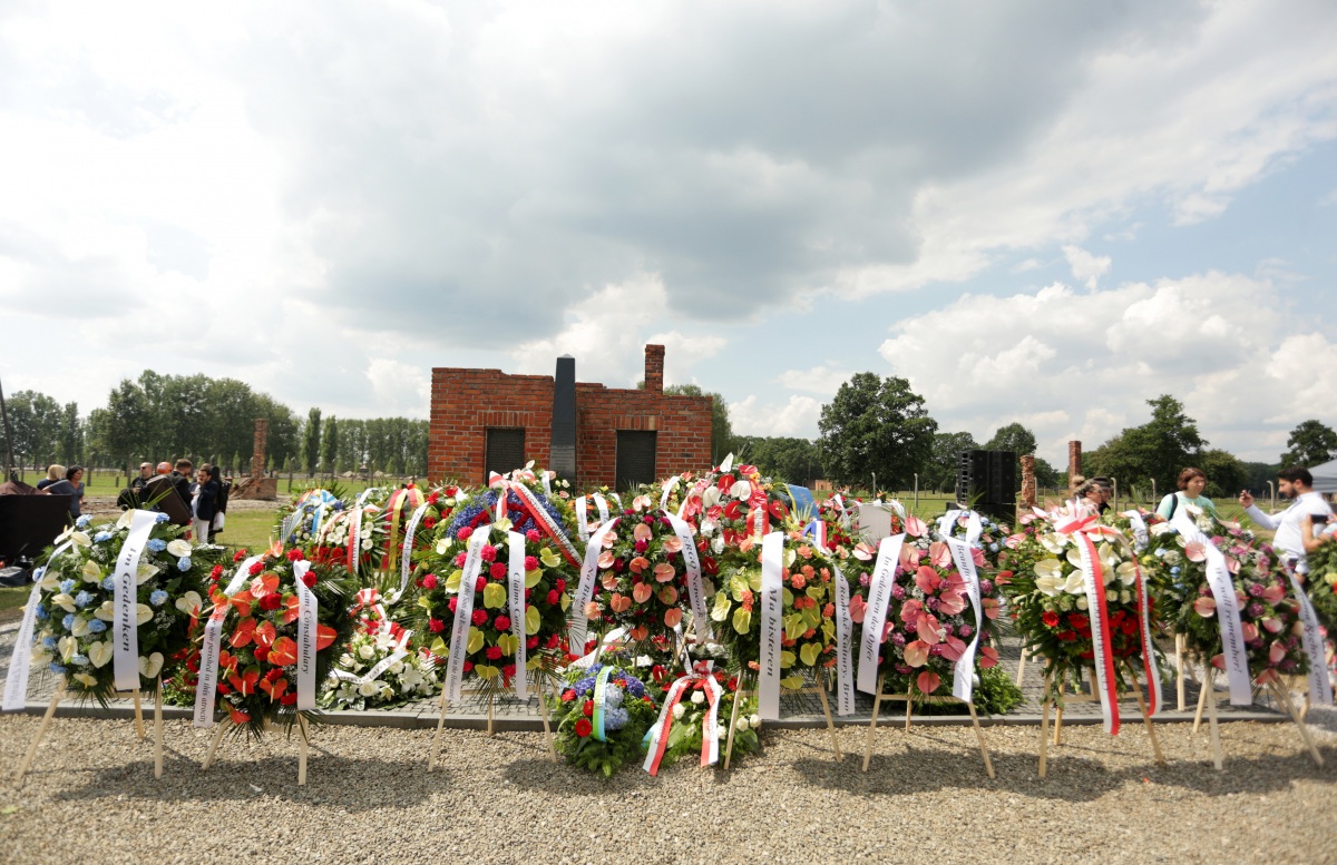 Kranzniederlegung bei der zentralen Gedenkfeier am 2. August 2019 in Auschwitz-Birkenau  © Dokumentations- und Kulturzentrum Deutscher Sinti und Roma / Jarek Praszkiewicz