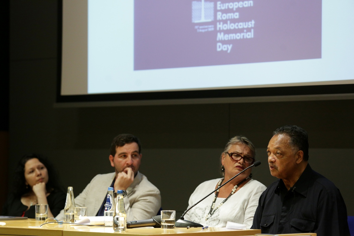 Die Abgeordnete des Europäischen Parlaments, Soraya Post und Reverend Jesse Jackson bei der  der Solidarität, Internationale Fachkonferenz  "Is Auschwitz only sleeping? an der Jagiellonian Universität in Krakau  am 1. August 2019  © Dokumentations- und Kulturzentrum Deutscher Sinti und Roma / Jarek Praszkiewicz