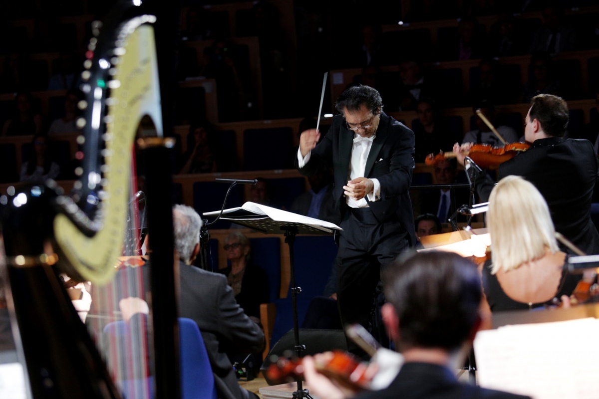 Konzert der Roma und Sinti Philharmoniker unter der Leitung Riccardo M Sahiti  am 1. August 2019 in der Jagiellonian Universität in Krakau  © Dokumentations- und Kulturzentrum Deutscher Sinti und Roma / Jarek Praszkiewicz