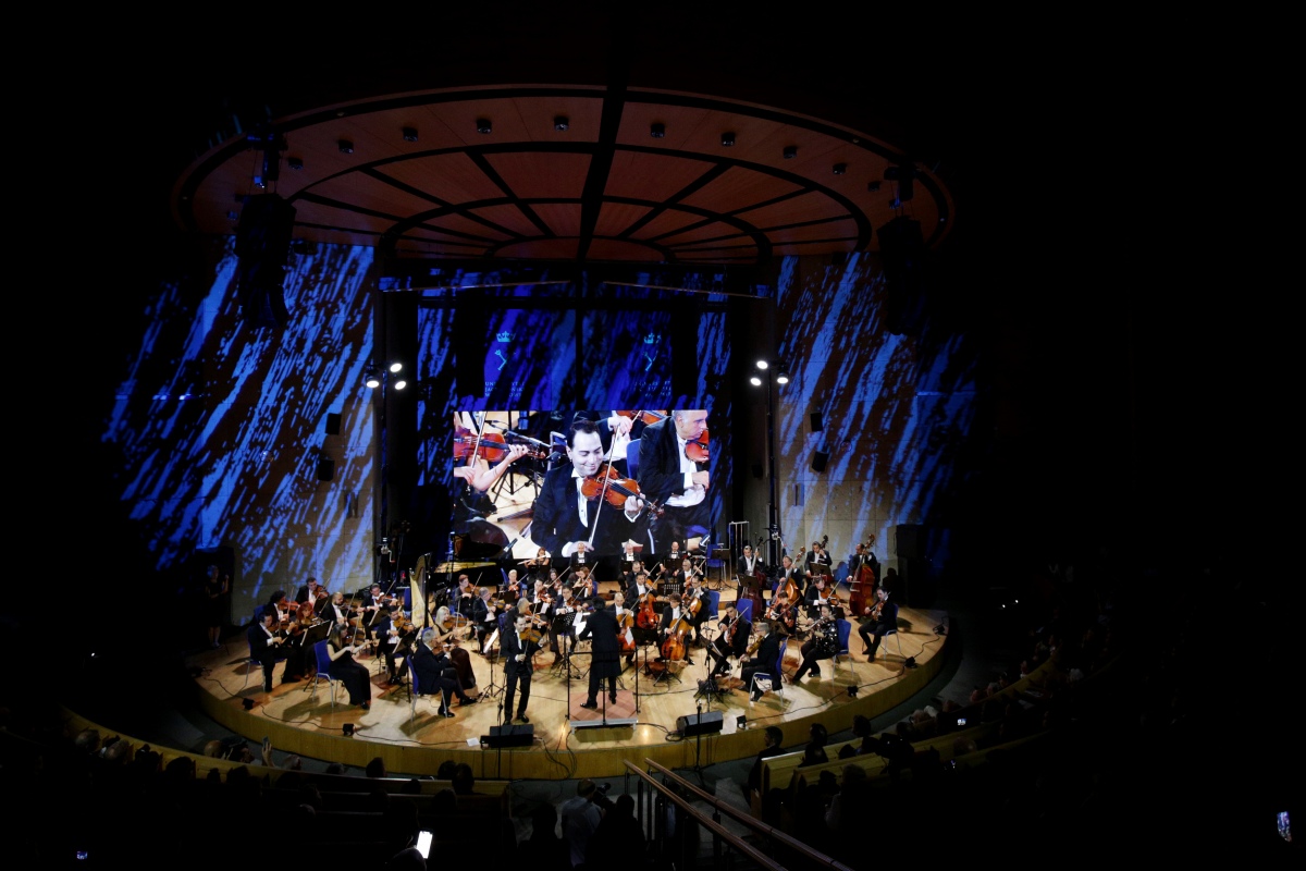 Konzert der Roma und Sinti Philharmoniker unter der Leitung Riccardo M Sahiti  am 1. August 2019 in der Jagiellonian Universität in Krakau  © Dokumentations- und Kulturzentrum Deutscher Sinti und Roma / Jarek Praszkiewicz