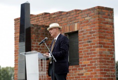 Zentralratsvorsitzender Romani Rose bei der zentralen Gedenkfeier am 2. August 2019 in Auschwitz-Birkenau  © Dokumentations- und Kulturzentrum Deutscher Sinti und Roma / Jarek Praszkiewicz