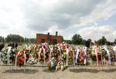 Kranzniederlegung bei der zentralen Gedenkfeier am 2. August 2019 in Auschwitz-Birkenau  © Dokumentations- und Kulturzentrum Deutscher Sinti und Roma / Jarek Praszkiewicz