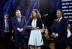 Verleihung des Sonderpreis des Europäischen Bürgerrechtspreises für Sinti und Roma an Dr. Piotr M. A. Cywiński, den Direktor des Staatlichen Museums Auschwitz-Birkenau durch Catharina Seegelken-Lautenschläger  und Romani Rose  in der Jagiellonian Universität in Krakau  am 1. August 2019 © Dokumentations- und Kulturzentrum Deutscher Sinti und Roma / Jarek Praszkiewicz