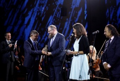 Verleihung des Sonderpreis des Europäischen Bürgerrechtspreises für Sinti und Roma an Dr. Piotr M. A. Cywiński, den Direktor des Staatlichen Museums Auschwitz-Birkenau durch Catharina Seegelken-Lautenschläger  und Romani Rose  in der Jagiellonian Universität in Krakau  am 1. August 2019 © Dokumentations- und Kulturzentrum Deutscher Sinti und Roma / Jarek Praszkiewicz