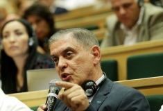 Zentralratsvorsitzender Romani Rose. Zweiter Tag der internationalen Fachkonferenz „Is Auschwitz only sleeping?“ im Auditorium Maximum der Jagiellonian Universität Krakau, 1. August 2019 © Dokumentations- und Kulturzentrum Deutscher Sinti und Roma / Jarek Praszkiewicz