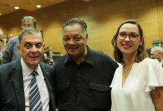 Zentralratsvorsitzender Romani Rose, Bürgerrechtler Rev. Jesse Jackson, Dr. Anna Mirga, Deputy Director des European Roma Institute for Arts and Culture  zweiter Tag der internationalen Fachkonferenz „Is Auschwitz only sleeping?“ im Auditorium Maximum der Jagiellonian Universität Krakau, 1. August 2019 © Dokumentations- und Kulturzentrum Deutscher Sinti und Roma / Jarek Praszkiewicz