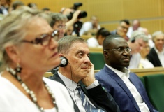Soraya Post, Mitglied des Europäischen Parlaments und Zentralratsvorsitzender Romani Rose  Zweiter Tag der internationalen Fachkonferenz „Is Auschwitz only sleeping?“ im Auditorium Maximum der Jagiellonian Universität Krakau, 1. August 2019 © Dokumentations- und Kulturzentrum Deutscher Sinti und Roma / Jarek Praszkiewicz