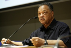 Ansprache des Bürgerrechtlers Rev. Jesse Jackson. Zweiter Tag der internationalen Fachkonferenz „Is Auschwitz only sleeping?“ im Auditorium Maximum der Jagiellonian Universität Krakau, 1. August 2019 © Dokumentations- und Kulturzentrum Deutscher Sinti und Roma / Jarek Praszkiewicz