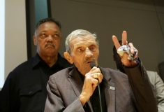 Bürgerrechtler Rev. Jesse Jackson, Holocaustüberlebender Raymond Gureme. Zweiter Tag der internationalen Fachkonferenz „Is Auschwitz only sleeping?“ im Auditorium Maximum der Jagiellonian Universität Krakau, 1. August 2019 © Dokumentations- und Kulturzentrum Deutscher Sinti und Roma / Jarek Praszkiewicz