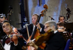 Die Roma und Sinti Philharmoniker unter der musikalischen Leitung von Riccardo M Sahiti in Krakau am 1. August 2019 © Dokumentations- und Kulturzentrum Deutscher Sinti und Roma / Jarek Praszkiewicz