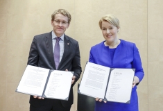 Bundesratspräsident Daniel Günther und Bundesministerin Dr. Giffey nach der Unterzeichnung der Bund-Länder-Vereinbarung  © Zensen / Zentralrat Deutscher Sinti und Roma