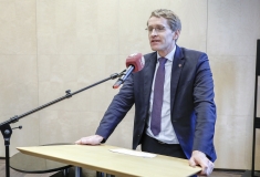 Ansprache von Bundesratspräsident Daniel Günther im Anschluss an die Unterzeichnung  © Zensen / Zentralrat Deutscher Sinti und Roma