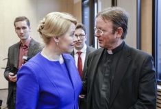 Bundesministerin Dr. Giffey mit dem Leiter des Kommissariats der deutschen Bischöfe Prälat Dr. Karl Jüsten  © Zensen / Zentralrat Deutscher Sinti und Roma